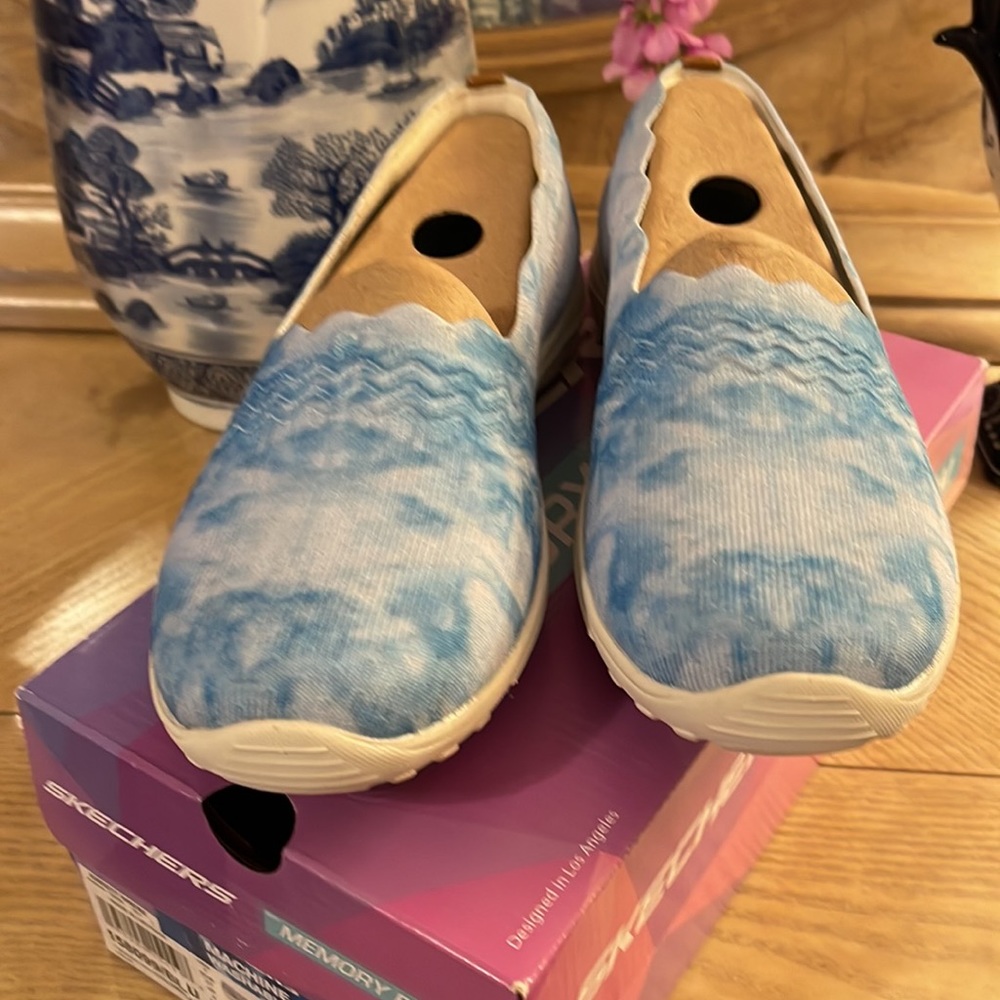 Skechers memory foam, machine washable. Beautiful blue and white tie Dye.
